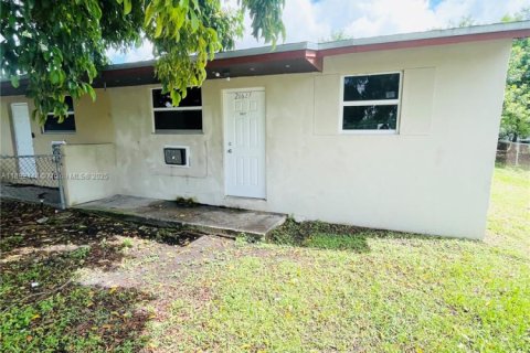 Casa en alquiler en Homestead, Florida, 2 dormitorios, 60.39 m2 № 1944186 - foto 1