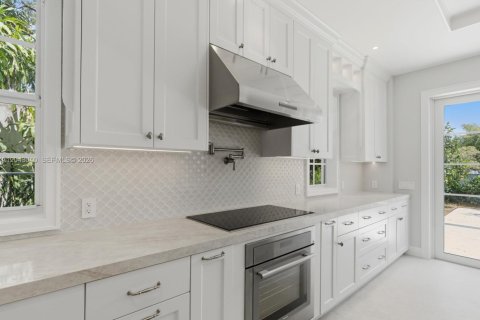 House in South Miami, Florida 5 bedrooms, 368.36 sq.m. № 2189429 - photo 27
