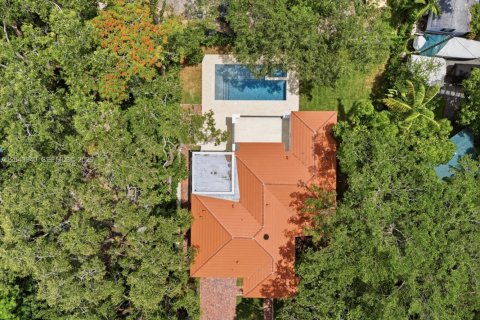 House in South Miami, Florida 5 bedrooms, 368.36 sq.m. № 2189429 - photo 4