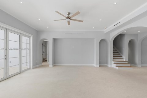 House in South Miami, Florida 5 bedrooms, 368.36 sq.m. № 2189429 - photo 20
