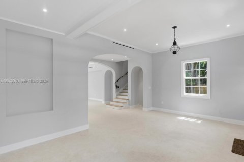 House in South Miami, Florida 5 bedrooms, 368.36 sq.m. № 2189429 - photo 6