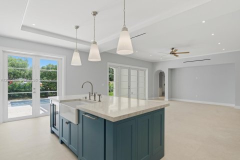House in South Miami, Florida 5 bedrooms, 368.36 sq.m. № 2189429 - photo 26