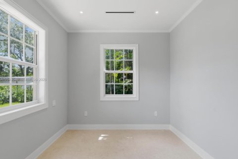 House in South Miami, Florida 5 bedrooms, 368.36 sq.m. № 2189429 - photo 29