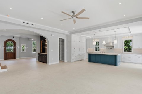 House in South Miami, Florida 5 bedrooms, 368.36 sq.m. № 2189429 - photo 11