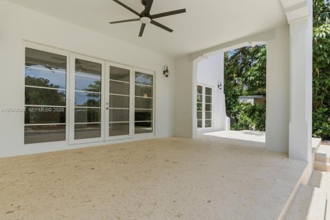 House in South Miami, Florida 5 bedrooms, 368.36 sq.m. № 2189429 - photo 17