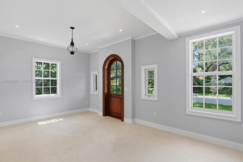 House in South Miami, Florida 5 bedrooms, 368.36 sq.m. № 2189429 - photo 5