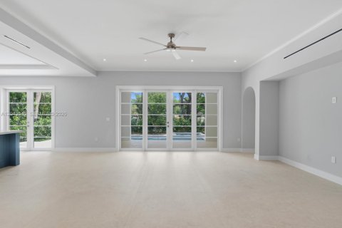 House in South Miami, Florida 5 bedrooms, 368.36 sq.m. № 2189429 - photo 13