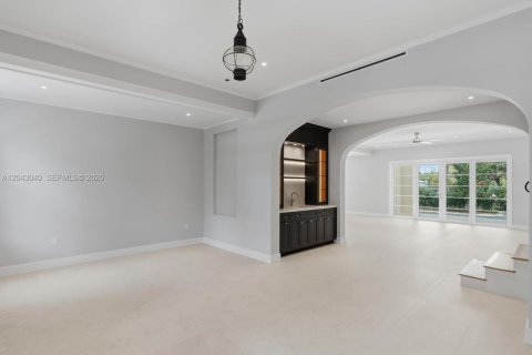House in South Miami, Florida 5 bedrooms, 368.36 sq.m. № 2189429 - photo 8