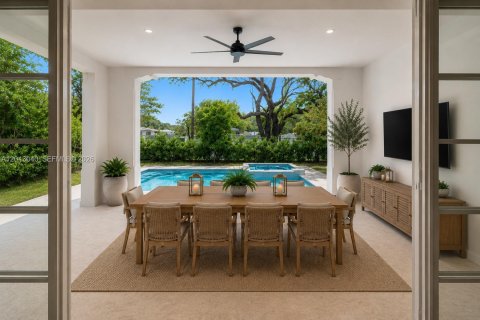 House in South Miami, Florida 5 bedrooms, 368.36 sq.m. № 2189429 - photo 16