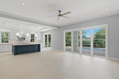 House in South Miami, Florida 5 bedrooms, 368.36 sq.m. № 2189429 - photo 12