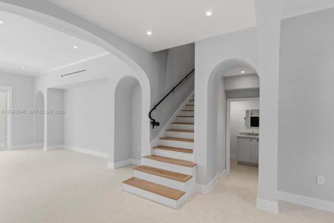 House in South Miami, Florida 5 bedrooms, 368.36 sq.m. № 2189429 - photo 10