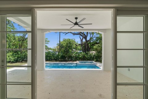 House in South Miami, Florida 5 bedrooms, 368.36 sq.m. № 2189429 - photo 15