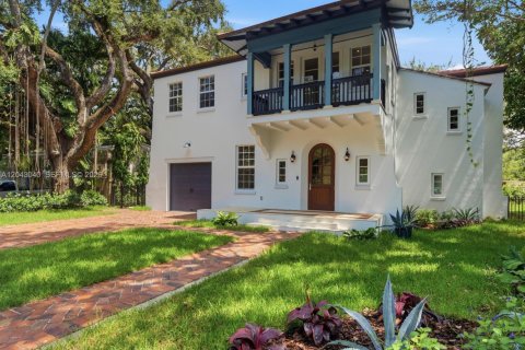 House in South Miami, Florida 5 bedrooms, 368.36 sq.m. № 2189429 - photo 2