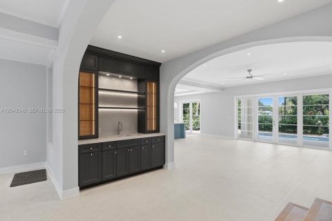 House in South Miami, Florida 5 bedrooms, 368.36 sq.m. № 2189429 - photo 9
