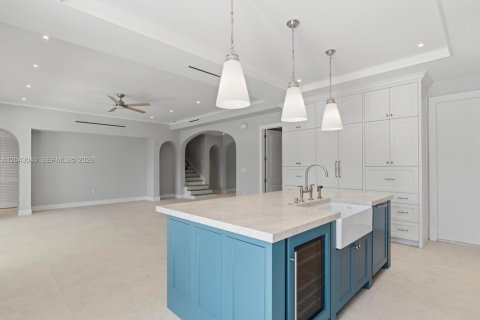 House in South Miami, Florida 5 bedrooms, 368.36 sq.m. № 2189429 - photo 21