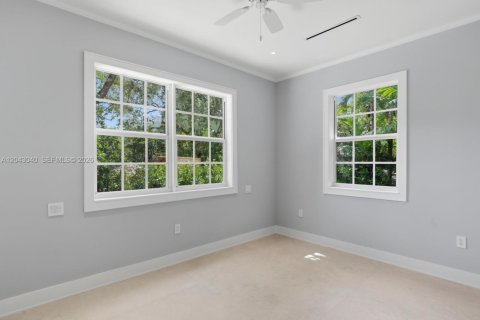 House in South Miami, Florida 5 bedrooms, 368.36 sq.m. № 2189429 - photo 28