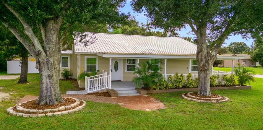 House in Lake Wales, Florida 5 bedrooms, 210.89 sq.m. № 1902836