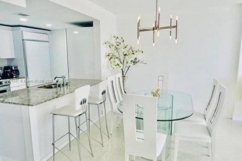 Condominio en alquiler en Bal Harbour, Florida, 1 dormitorio, 83.24 m2 № 1954660 - foto 2