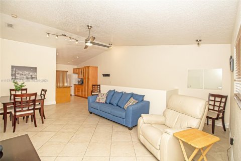 Townhouse in Hialeah, Florida 2 bedrooms № 1830731 - photo 9