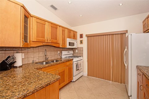 Townhouse in Hialeah, Florida 2 bedrooms № 1830731 - photo 13