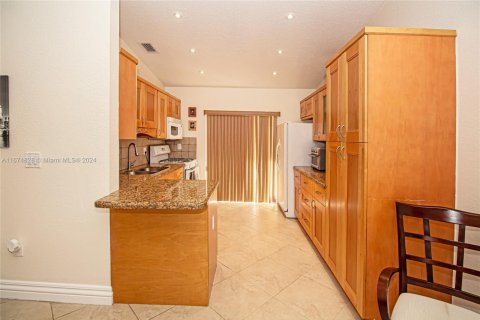 Townhouse in Hialeah, Florida 2 bedrooms № 1830731 - photo 12