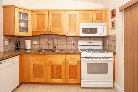 Townhouse in Hialeah, Florida 2 bedrooms № 1830731 - photo 15