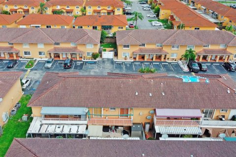 Townhouse in Hialeah, Florida 2 bedrooms № 1830731 - photo 2