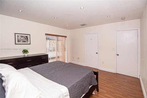 Townhouse in Hialeah, Florida 2 bedrooms № 1830731 - photo 22