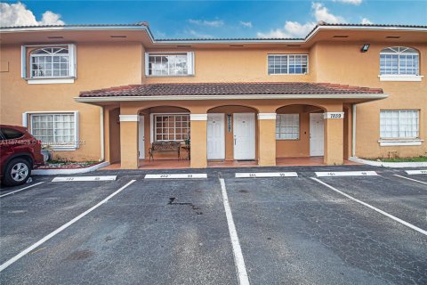 Townhouse in Hialeah, Florida 2 bedrooms № 1830731 - photo 4