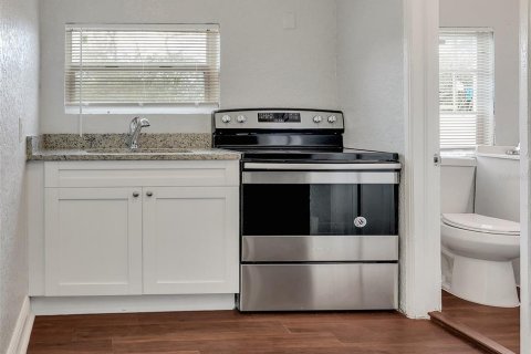 Propiedad comercial en venta en Tampa, Florida, 8 dormitorios, 256.78 m2 № 2416264 - foto 6