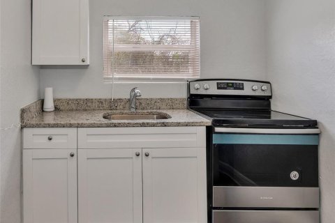 Propiedad comercial en venta en Tampa, Florida, 8 dormitorios, 256.78 m2 № 2416264 - foto 4