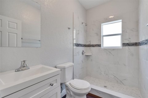 Propiedad comercial en venta en Tampa, Florida, 8 dormitorios, 256.78 m2 № 2416264 - foto 11