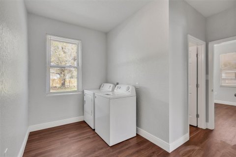 Propiedad comercial en venta en Tampa, Florida, 8 dormitorios, 256.78 m2 № 2416264 - foto 2
