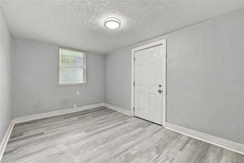 Propiedad comercial en venta en Tampa, Florida, 8 dormitorios, 256.78 m2 № 2416264 - foto 8
