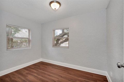 Propiedad comercial en venta en Tampa, Florida, 8 dormitorios, 256.78 m2 № 2416264 - foto 10