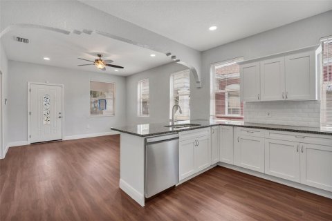 Propiedad comercial en venta en Tampa, Florida, 8 dormitorios, 256.78 m2 № 2416264 - foto 29