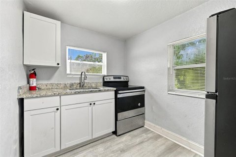 Propiedad comercial en venta en Tampa, Florida, 8 dormitorios, 256.78 m2 № 2416264 - foto 7