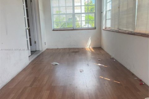 House in Miami, Florida 3 bedrooms № 2256122 - photo 2