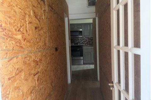House in Miami, Florida 3 bedrooms № 2256122 - photo 3