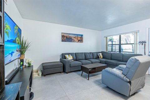 Condo in Hollywood, Florida, 2 bedrooms  № 1887521 - photo 1