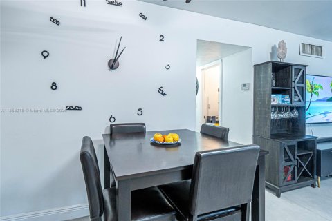 Condo in Hollywood, Florida, 2 bedrooms  № 1887521 - photo 12