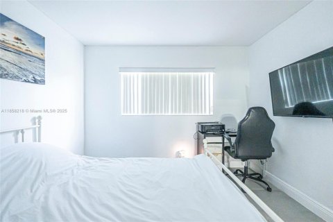 Condo in Hollywood, Florida, 2 bedrooms  № 1887521 - photo 14