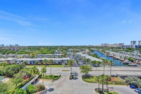 Condo in Hallandale Beach, Florida, 1 bedroom № 2145940 - photo 23