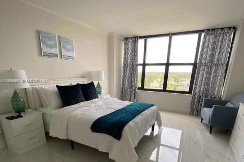Condo in Hallandale Beach, Florida, 1 bedroom № 2145940 - photo 17