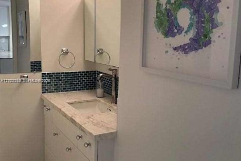 Condo in Hallandale Beach, Florida, 1 bedroom № 2145940 - photo 14