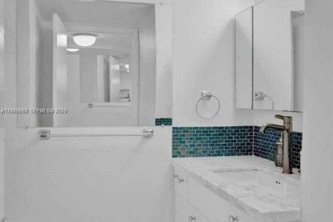 Condo in Hallandale Beach, Florida, 1 bedroom № 2145940 - photo 5