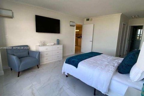 Condo in Hallandale Beach, Florida, 1 bedroom № 2145940 - photo 18