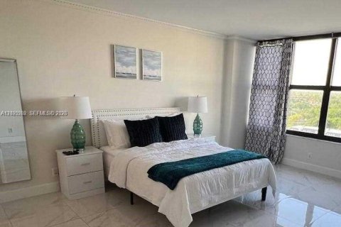 Condo in Hallandale Beach, Florida, 1 bedroom № 2145940 - photo 16
