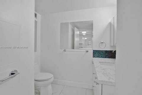 Condo in Hallandale Beach, Florida, 1 bedroom № 2145940 - photo 6