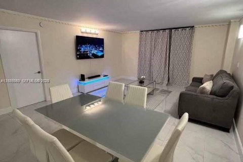Condo in Hallandale Beach, Florida, 1 bedroom № 2145940 - photo 11